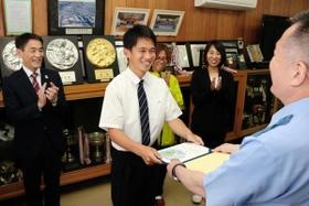 自殺を図ろうとした少女を救出したとして「のじぎく賞」を受けた小池太陽さん＝明石市魚住町長坂寺