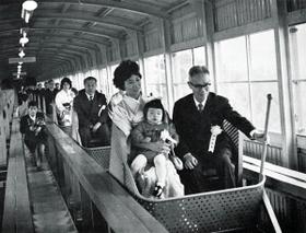 １９６６年開通時のカーレーター（須磨浦遊園提供）