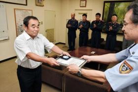 贈呈式で善行賞を受ける久下眞芳さん（左）＝姫路東消防署