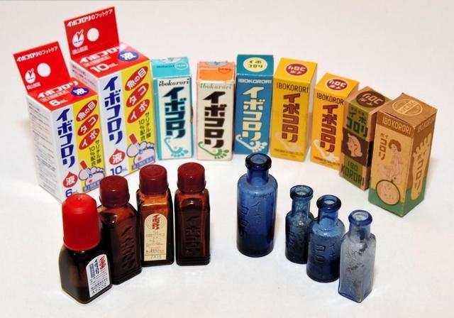 歴代のイボコロリ。かつて使われた青い瓶は、空襲で一部溶けたとか＝兵庫県明石市相生町２