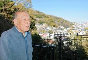 山裾に広がる平野のまちについて話す吉田昭彦さん＝神戸市兵庫区千鳥町３