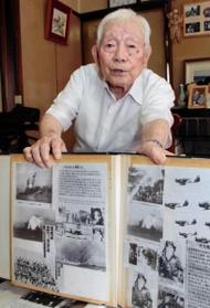 自作の資料を見せながらフィリピンでの戦闘体験を語る岡田良さん＝三木市