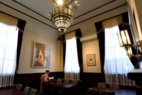 シャンデリアや暖炉など貴賓室の内装を生かした飲食店の食事スペース＝ＪＲ神戸駅（撮影・中西大二）
