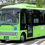 北播磨総合医療センターを出発する直通バス。ナンバープレートが「４２」から始まっている＝小野市市場町