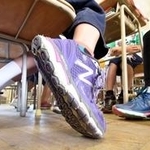 市外からの転校生には違和感？　神戸の児童たちは、校舎のほとんどを運動靴で過ごす＝神戸市中央区の湊小学校（撮影・中西大二）