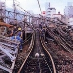 鉄路がゆがみ、送電柱が倒れた震災直後のＪＲ神戸線（古澤孝司さん提供）