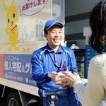相手の顔が見えるから「コープさん」？　コープこうべの宅配サービスで、注文の品をトラックで家庭に届けるスタッフ＝神戸市東灘区鴨子ケ原３