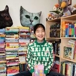 「今までのべ１万冊くらい読んだかも」と話す藤田紅良々さん＝神戸市東灘区の自宅