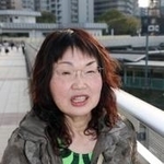 脱線事故当時の車両の様子などを話す玉置富美子さん＝伊丹市