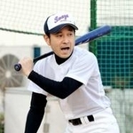 教員に転身し、野球部顧問としてノックを打つ元アナウンサーの清水次郎さん＝西宮今津高校