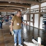 シーンの撮影前に打ち合わせる犬童一心監督ら＝姫路城