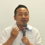 妻との絆を示す結婚指輪を左手薬指にはめて語る前田良さん＝コミセンおの