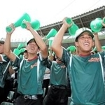 全国高校野球選手権兵庫大会準々決勝の市西宮戦で「アゲアゲホイホイ」の応援で盛り上がる報徳の野球部員ら＝７月２５日、神戸市須磨区