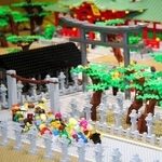 レゴブロックで精巧に再現した西宮神社の開門神事。目をこらせば転倒者も＝大阪市北区芝田１
