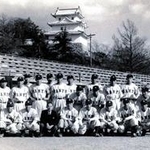 山陽電気鉄道が創設したプロ野球チーム「山陽クラウンズ」の選手ら＝１９５１年１１月、明石球場（山陽電気鉄道提供）