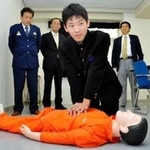 心肺蘇生法の様子を再現する延原豪暁さん＝赤穂中