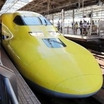 新大阪駅に到着したドクターイエロー。先頭車両のライト下方の黒く見える部分には前方を確認するためのカメラがある＝ＪＲ新大阪駅