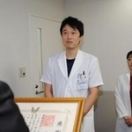 電車で心肺停止の男性を救助した、加古川中央市民病院の医師の市堀博俊さん（左）と白木里織さん＝加古川中央市民病院