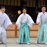 本殿に全力で駆け込んでくる福男を受け止める「福男番」の神職３人。（左から）萬谷浩也さん、粟辻亮平さん、藤岡雅人さん＝西宮市社家町