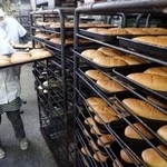 給食のコッペパンを作る高砂食品の従業員ら＝高砂市高砂町鍵町