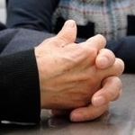 窃盗罪で約２カ月間にわたって勾留された後、無罪判決を受けた思いを語る男性＝神戸市中央区