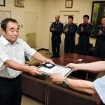 贈呈式で善行賞を受ける久下眞芳さん（左）＝姫路東消防署