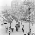 神戸の中心街を行進する１６頭のゾウ＝１９７０年８月３日、神戸・三宮