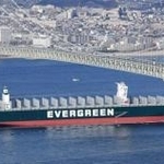 明石海峡大橋の下をくぐり抜けていくメガコンテナ船＝１８日午後、淡路市野島江崎の大阪湾海上交通センターから