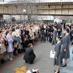 合格者の番号記されたボードから自分の番号を探し出す受験生ら＝２８日午前、宝塚市武庫町、宝塚音楽学校（撮影・風斗雅博）