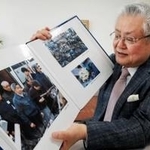 震災直後の被災地を訪問された天皇陛下の写真を見ながら当時を振り返る齋藤富雄さん＝神戸市中央区諏訪山町