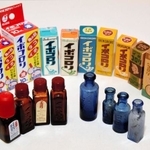 歴代のイボコロリ。かつて使われた青い瓶は、空襲で一部溶けたとか＝兵庫県明石市相生町２