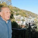 山裾に広がる平野のまちについて話す吉田昭彦さん＝神戸市兵庫区千鳥町３