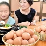 ご飯（並）とみそ汁、漬物のセットで４１０円。テーブルの上に積み上げられたとれたての卵は食べ放題＝豊岡市但東町栗尾