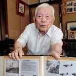 自作の資料を見せながらフィリピンでの戦闘体験を語る岡田良さん＝三木市