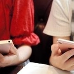 「下着の色指定は変わらず、結果は出なかったけれど、学校に言って良かった」とうなずき合う女子生徒＝兵庫県内