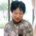 広岡武治さんが亡くなる直前まで使った携帯電話を、大切に残す絹恵さん＝兵庫県佐用町