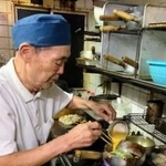 カツ丼を調理する「大力食堂」の藤坂さん。超デカ盛りの「大」はもう作らないと決めた＝西宮市甲子園網引町