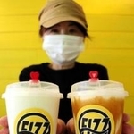 姫路産バナナを使った濃厚ジュース（左）とキャラメルバナナジュースなどを飲み比べる客も多いという＝姫路市岡田
