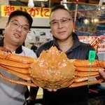 ３０万円の最高額で競り落とされた「黄金ガニ」＝兵庫県香美町香住区境