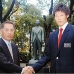 ２００３年、ドラフトで日本ハムへの入団が決まった糸井嘉男選手（右）と榎本保さん（近畿大提供）