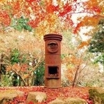 紅葉の季節、色鮮やかな木立に囲まれた「引退ポスト」＝播州清水寺（同寺提供）