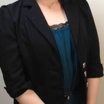 結婚式出席代行を副業とする女性。秘密裏に依頼を受け、仮の役を演じる仕事だけに、顔出しはＮＧだ＝大阪市内