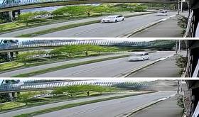 【上】車が行き交う中、傾き始めた橋桁【中】車が通過直後、西側が国道へ落下【下】衝撃で砂ぼこりが上がった＝２２日午後４時２７分、神戸市北区道場町平田（ひまわりライフ北神戸店提供）