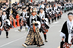 昨年の赤穂義士祭のパレード＝２０１３年１２月１４日、赤穂市加里屋（撮影・大森　武）
