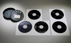 玉音放送原盤の２枚組み（右）と３枚組みが入っていた缶（代表撮影）