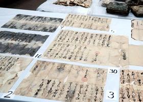 秀吉が家臣の脇坂安治宛てた朱印入りの書状。家臣の動きに目を配り、厳格な姿勢を示す＝たつの市役所