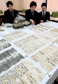 秀吉から脇坂安治宛ての書状について説明する村井祐樹・東大史料編纂所助教（左）ら＝たつの市役所