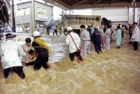 台風で新湊川が氾濫。水かさは一時、腰まで達した＝１９９８年９月２２日、神戸市兵庫区東山町