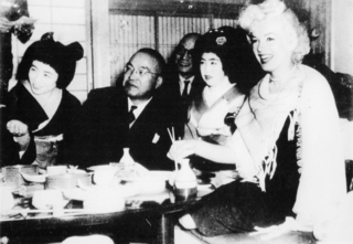 神戸・花隈の料亭で撮影されたマリリン・モンロー（右端）らの写真（福島順子さん提供）