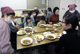 「たからづか子ども食堂」で参加者と会話するスタッフたち。楽しんでもらいながら安全確保にも気を配る＝宝塚市安倉西２